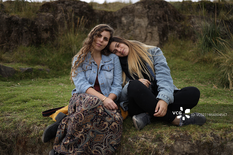 在秘鲁卡哈马卡户外草地上共度美好时光的两名女子肖像图片素材