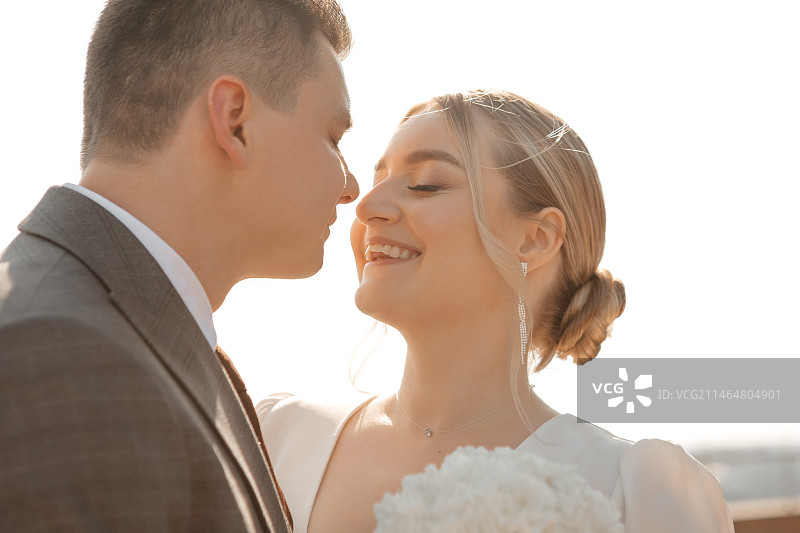 俄罗斯天空背景下的新娘新郎特写图片素材