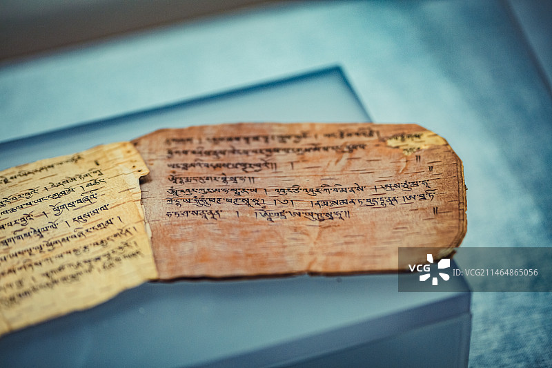 西藏博物馆藏噶当蚌巴齐出土吐蕃时期桦树皮经书残页图片素材