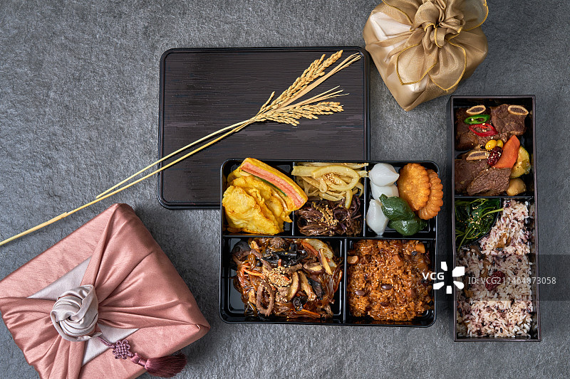 节日美食礼盒：煎饼、排骨、松饼等韩国料理图片素材