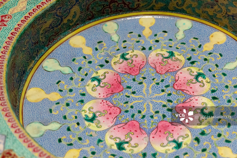 武汉博物馆藏清代粉彩寿桃葫水盆图片素材