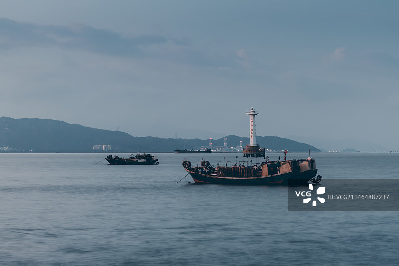 清晨时分深圳湾海面的灯塔和渔船（长曝光）图片素材