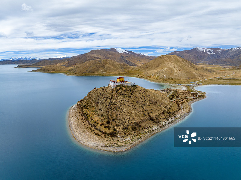 西藏自治区三大圣湖之一羊卓雍措  日托寺一僧人一寺羊湖景区 寺庙 湖泊 雪山 蓝天白云图片素材