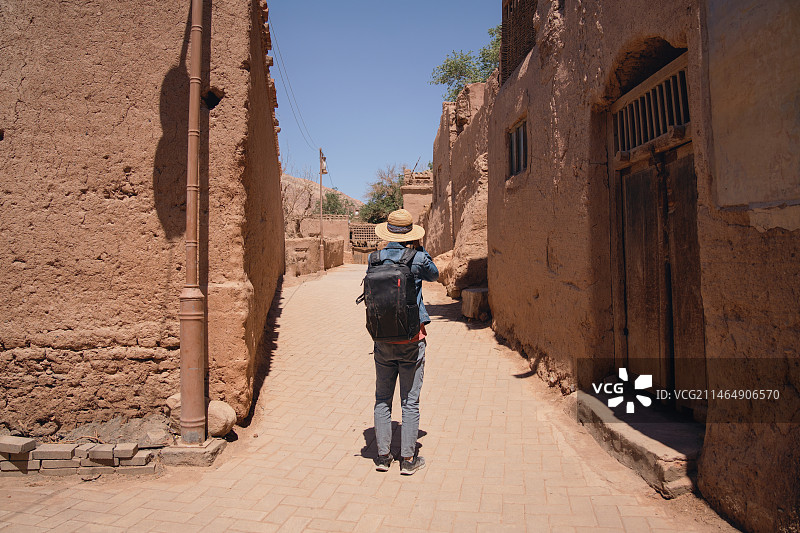 在新疆维吾尔自治区吐鲁番市鄯善县吐峪沟乡下辖自然村 麻扎村 旅游时留下纪念照的男性游客图片素材