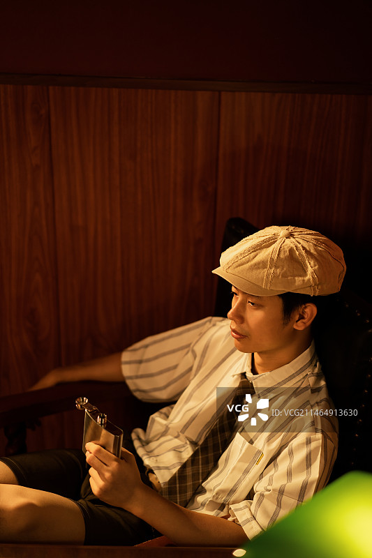 在复古写真馆cosplay私家侦探的年轻男性图片素材