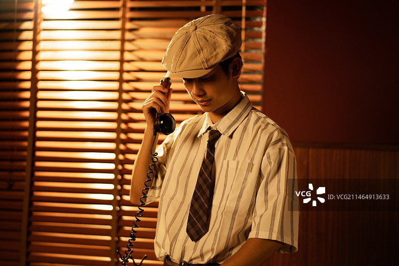 在复古写真馆cosplay私家侦探的年轻男性图片素材
