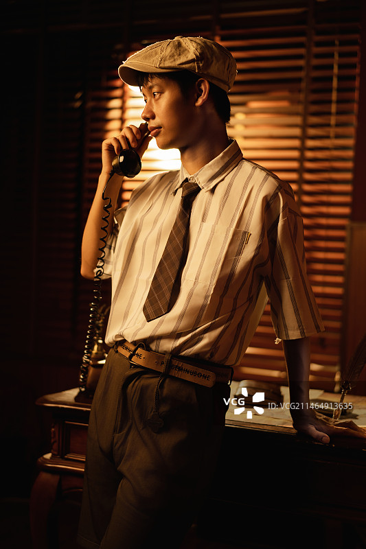 在复古写真馆cosplay私家侦探的年轻男性图片素材