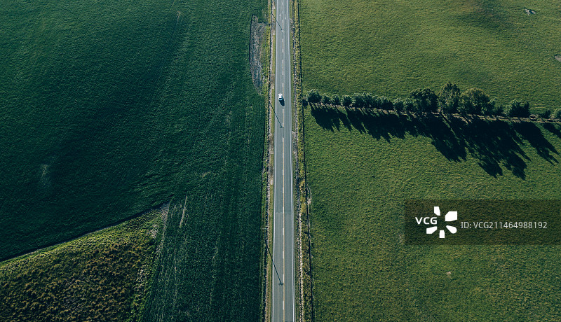 航拍车辆在草原公路上行驶图片素材
