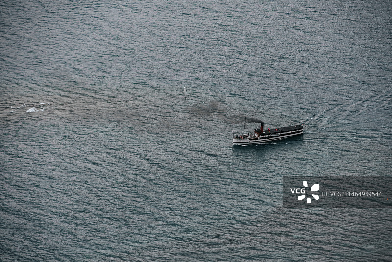 广阔水面上行驶的蒸汽轮船图片素材