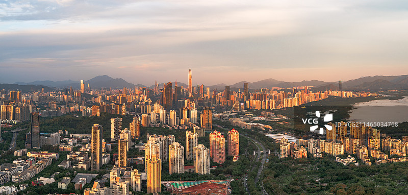 中国深圳南山区日落时分的高端住宅区图片素材