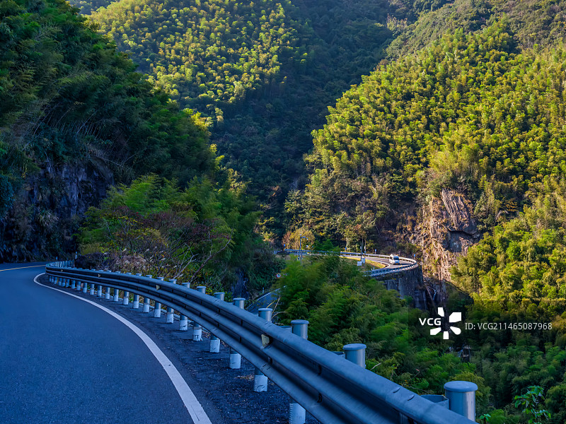 浙江安吉江南天池以高山美景和弯道险陖出名盘山公路图片素材