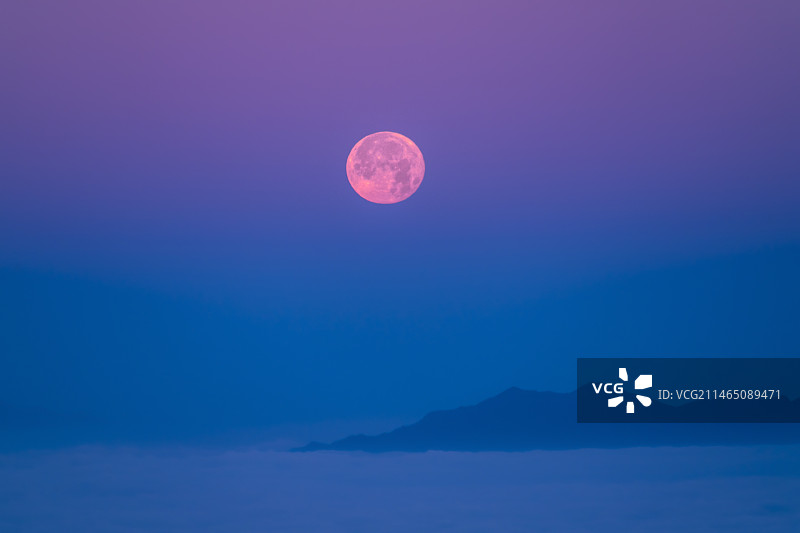 北京房山云海超级月亮图片素材