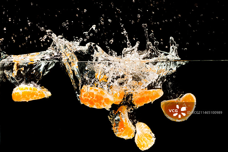 坠入水中的桔子瓣图片素材
