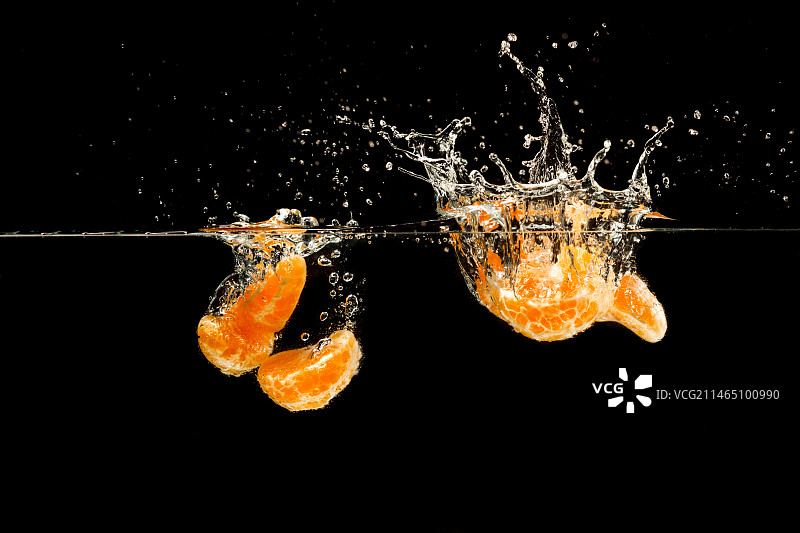 坠入水中的桔子瓣图片素材