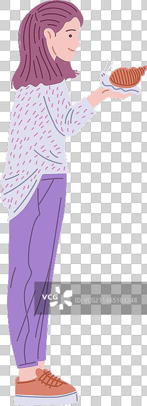 女人拿着玛瑙螺，笑容满面图片素材