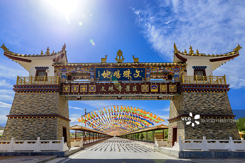 甘肃张掖肃南文殊寺景区大门经幡隧道图片素材