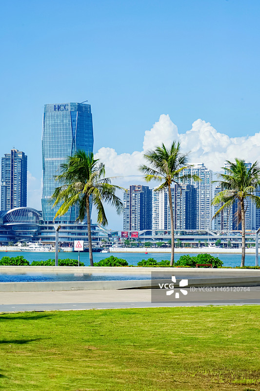 城市天际线与海滨公园图片素材