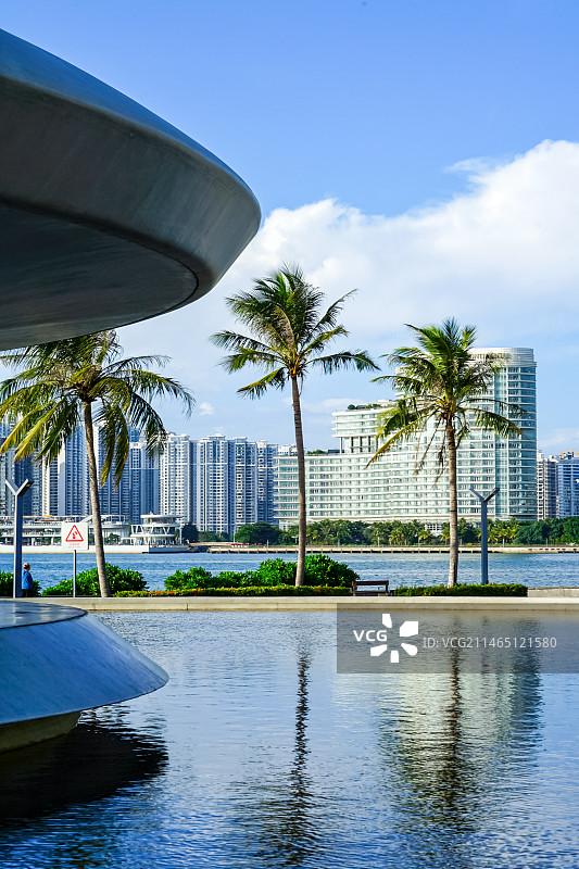 城市天际线与海滨公园图片素材