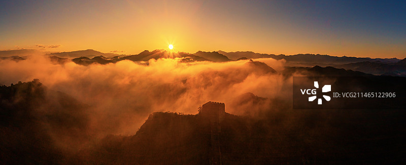 日出金山照长城图片素材