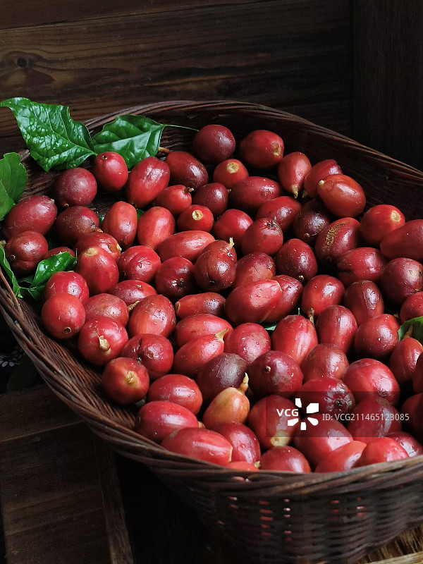 篮子里草果的高角度视图图片素材