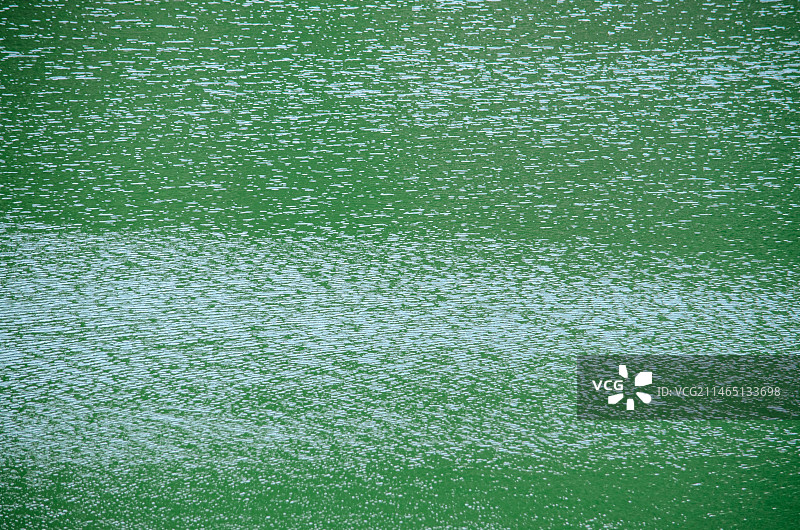 中国自然风光拍摄主题，碧绿的湖泊河流水库运河，日光下绿松石色的泉水波纹特写，户外白昼无人图像摄影图片素材