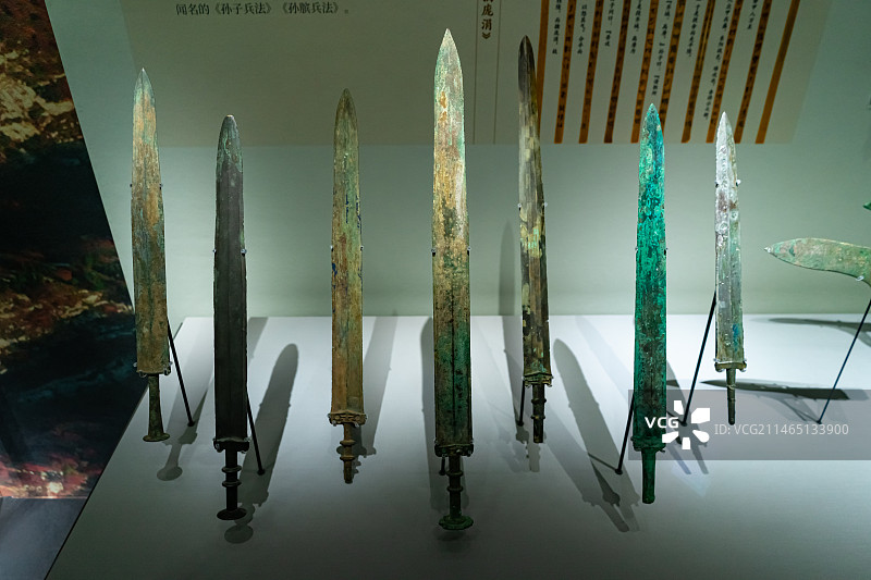 中国现代艺术拍摄主题，山东省济南市博物馆珍藏古董文物国宝，古代青铜器匕首刀剑矛，室内无人图像摄影图片素材