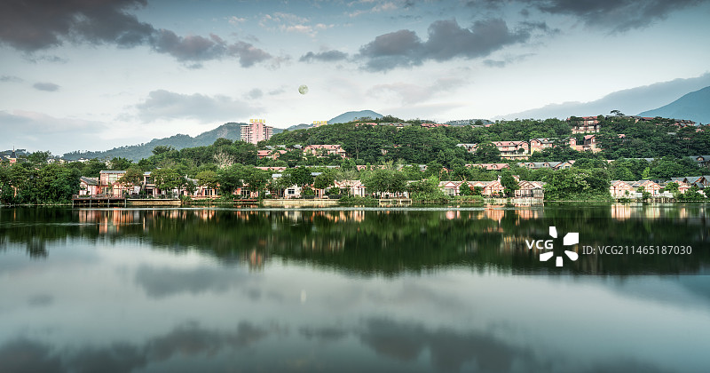 河源市巴伐利亚庄园山湖秋色图片素材