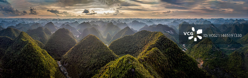 龙布峰林图片素材