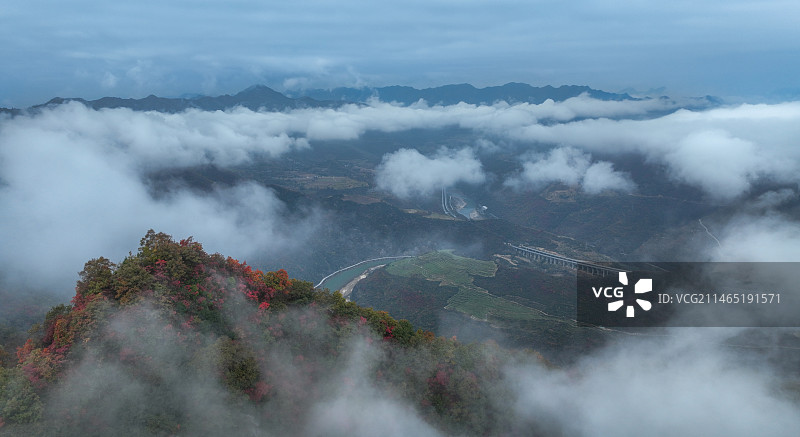 秋色尽染马蹄湾图片素材