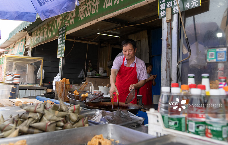 炸油条的商贩图片素材