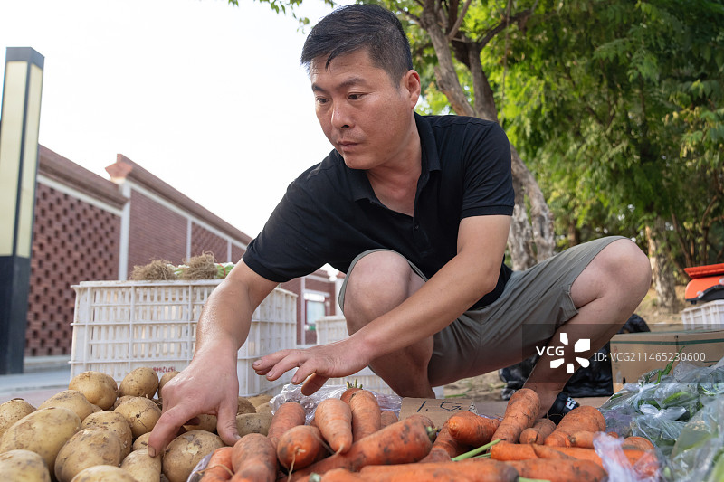 商贩在市场上卖菜图片素材