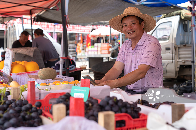 在市场里卖水果的商贩图片素材