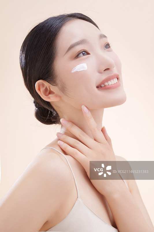 青年女人使用护肤品图片素材