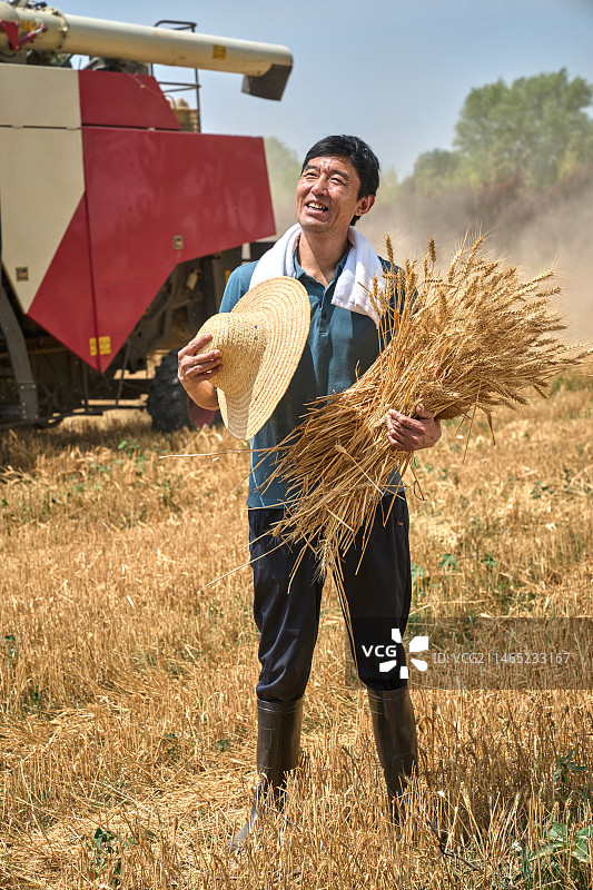 农民脸上洋溢着丰收的喜悦图片素材