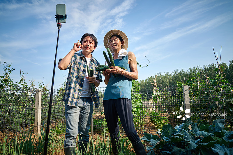青年男人教农民在线直播销售农产品图片素材