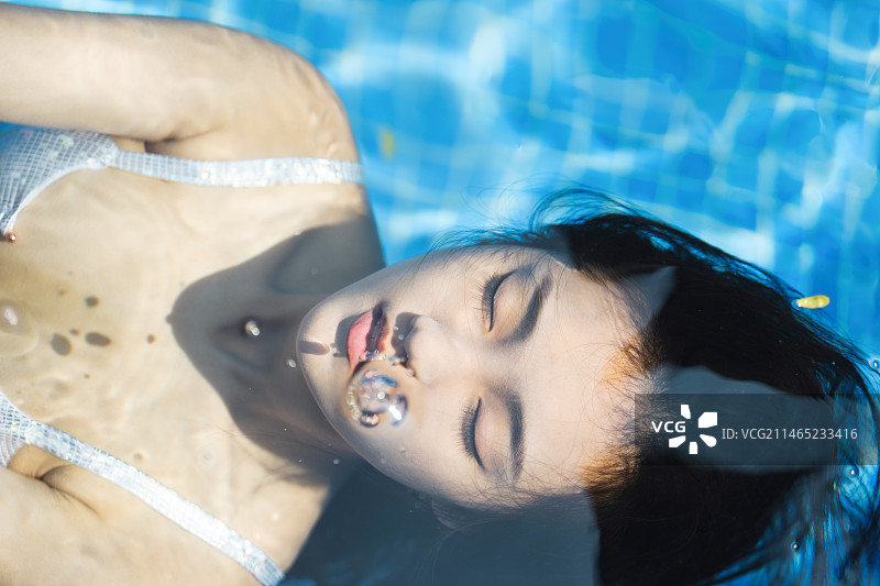 水面下的青年女人图片素材