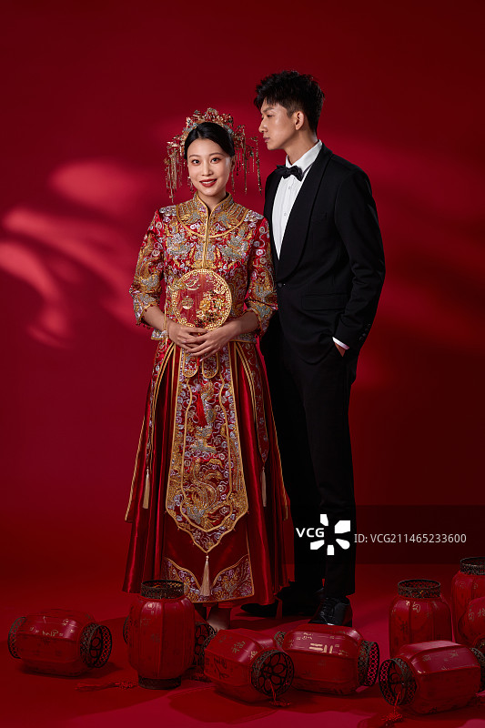 幸福的中式新婚夫妇图片素材