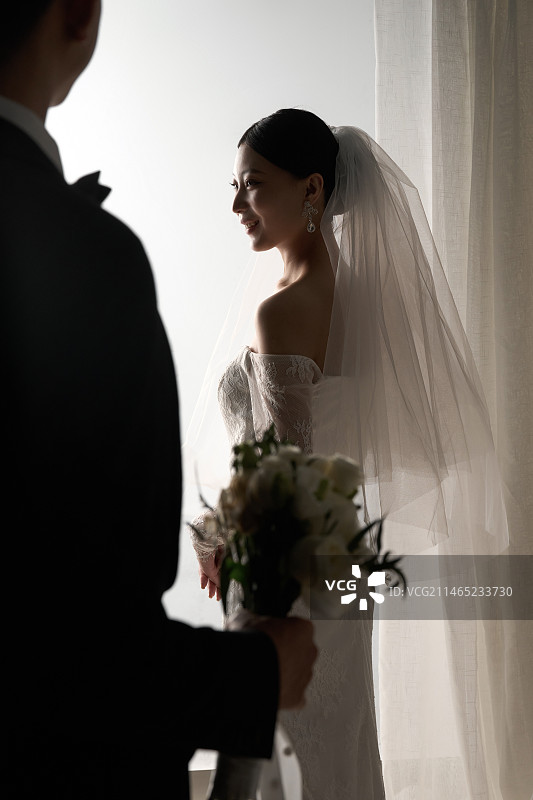 幸福的新郎和新娘图片素材