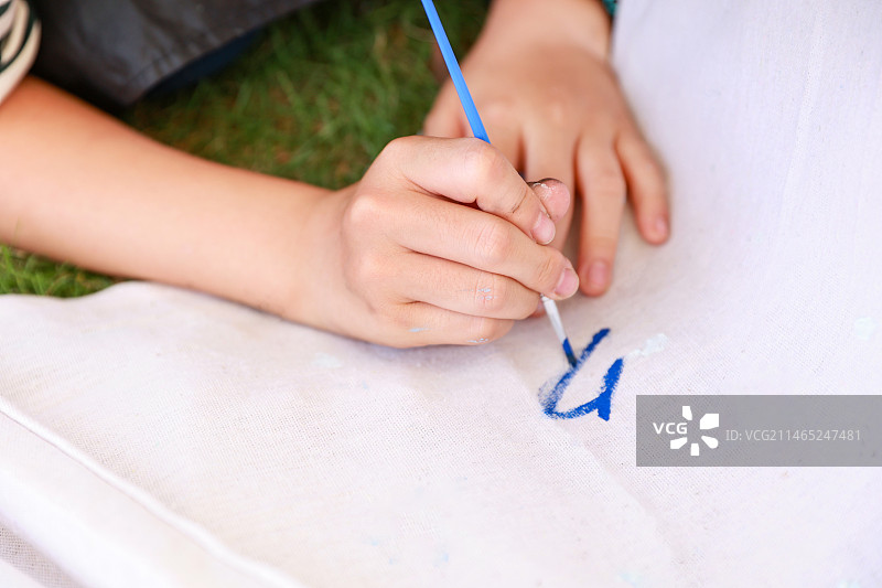 手拿画笔作画特写镜头图片素材