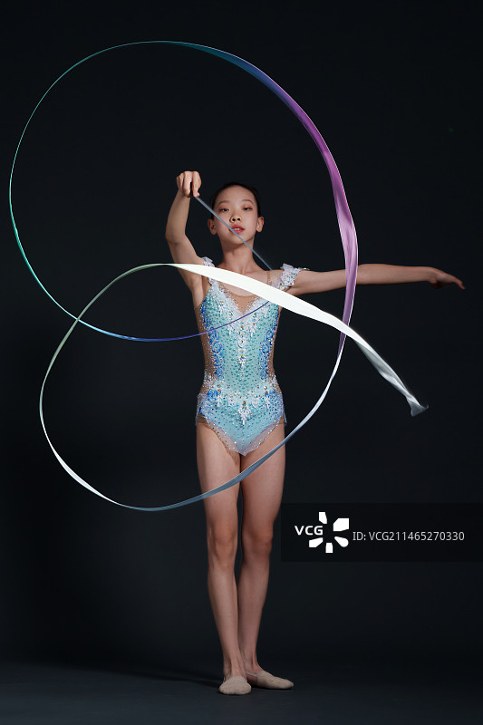 表演带操的漂亮女孩图片素材