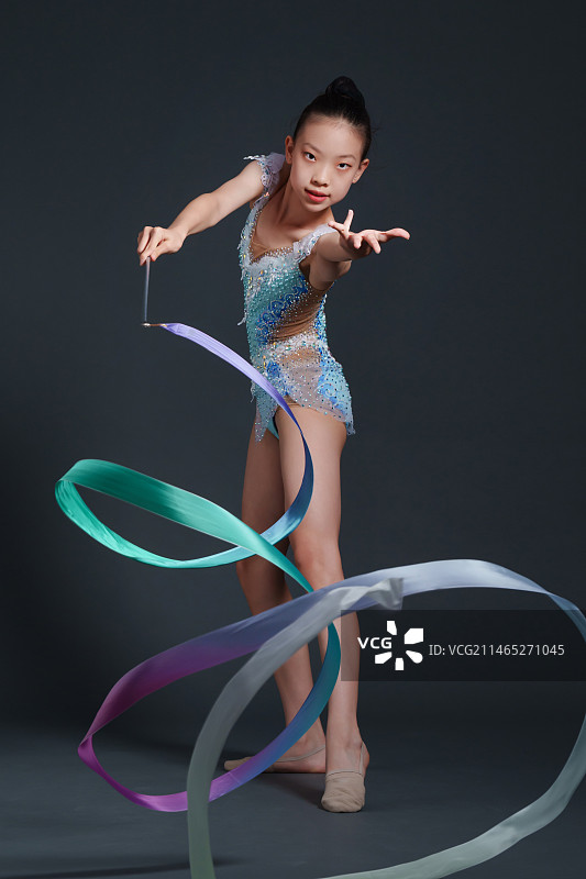 表演带操的漂亮女孩图片素材