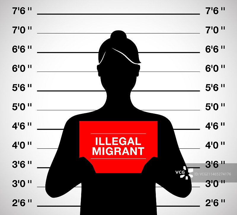 站在嫌犯照片前的非法移民妇女图片素材