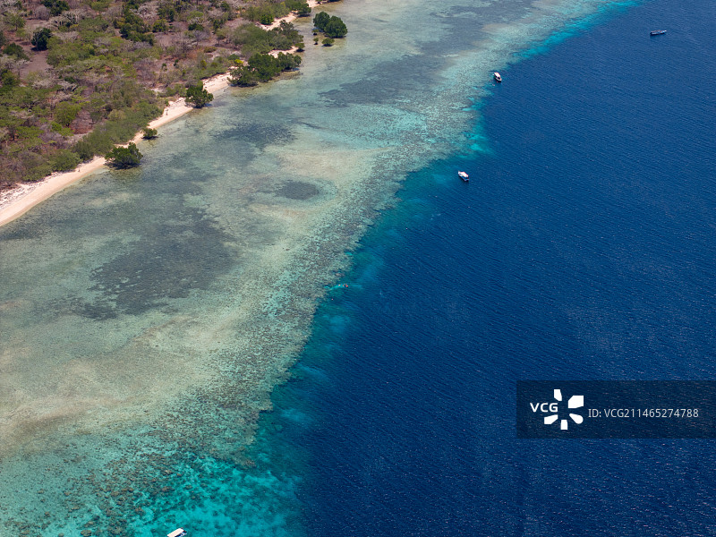 印尼巴厘岛海岛海岸风光航拍、鹿岛浮潜图片素材