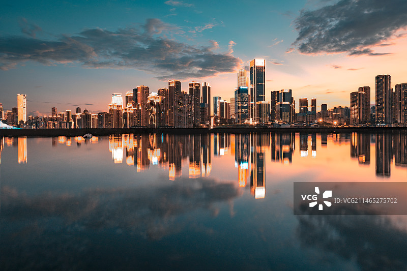 重庆来福士广场的天空之镜图片素材