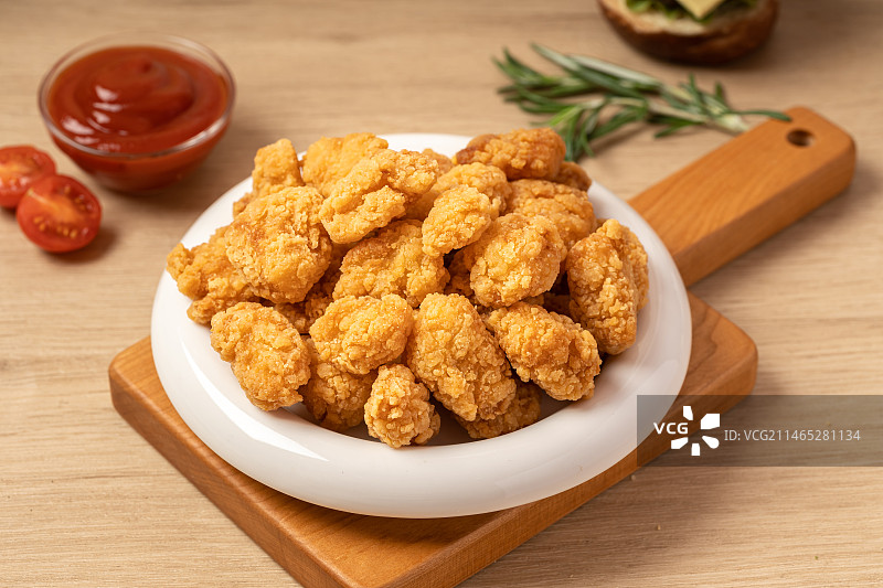 盘子上的炸鸡米花图片素材