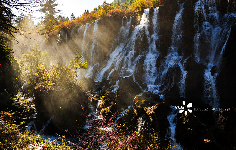 晨光洒在“诺日朗瀑布”。图片素材