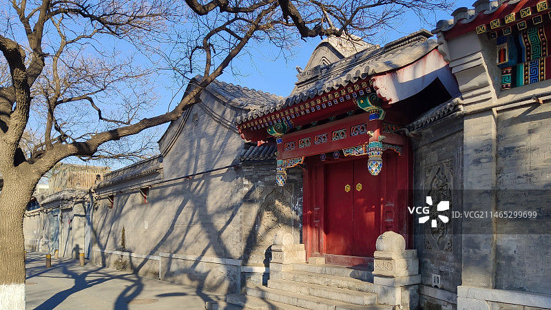 冬天里晴朗的天气，北京景山西街胡同，北方传统民居古建筑四合院的院墙和大红门。图片素材