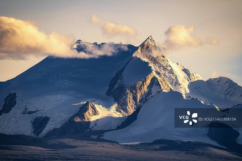 西藏佩枯措湖边岗彭庆峰日落时景色图片素材