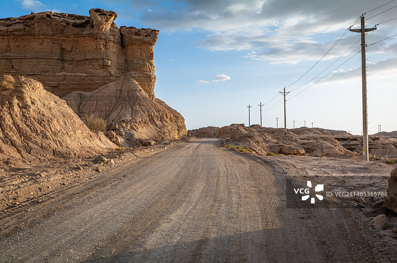 中国新疆雅丹地貌上的输电线图片素材