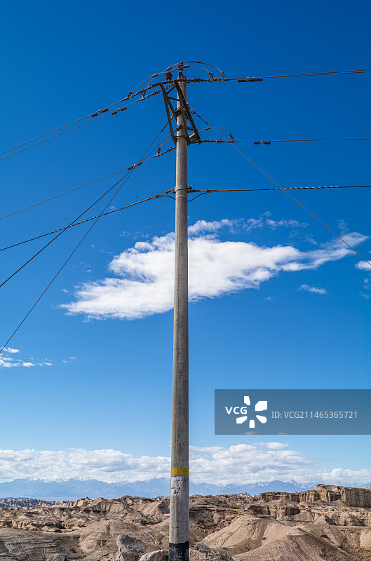 中国新疆雅丹地貌上的输电线图片素材